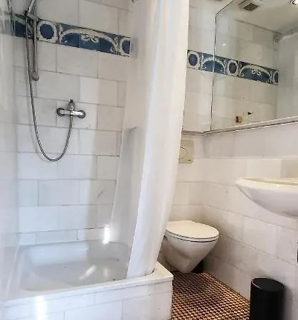 מלון דירות Guesthouse Parthenon 3*